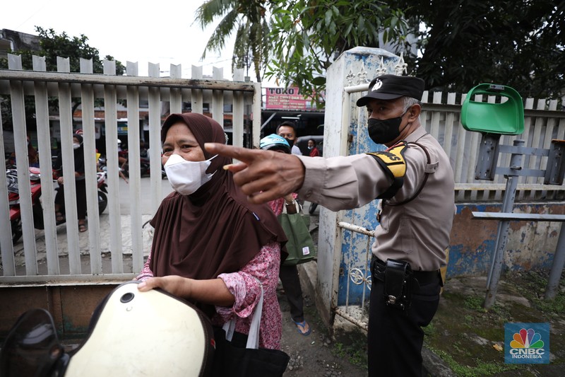 Antrean pembelian Minyak Goreng Warga antre untuk mendapatkan minyak goreng kemasan di GOR BRI, Radio Dalam, Jakarta, Senin (7/2/2022). Polsek Kebayoran Baru menggelar oprasi pasar minyak goreng murah mulai tanggal 7-9 Maret 2022. (CNBC Indonesia/ Tri Susilo)