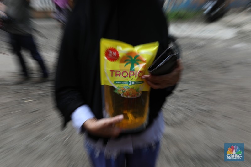 Antrean pembelian Minyak Goreng Warga antre untuk mendapatkan minyak goreng kemasan di GOR BRI, Radio Dalam, Jakarta, Senin (7/2/2022). Polsek Kebayoran Baru menggelar oprasi pasar minyak goreng murah mulai tanggal 7-9 Maret 2022. (CNBC Indonesia/ Tri Susilo)