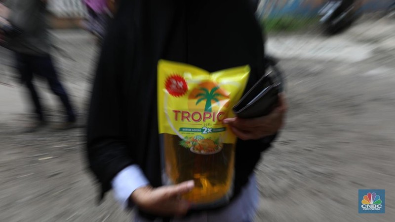 Warga antre untuk mendapatkan minyak goreng kemasan di GOR BRI, Radio Dalam, Jakarta, Senin (7/2/2022). Polsek Kebayoran Baru menggelar oprasi pasar minyak goreng murah mulai tanggal 7-9 Maret 2022. (CNBC Indonesia/ Tri Susilo)
