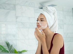 Rekomendasi Sabun Cuci Muka Penghilang Flek Hitam Usia 40 Tahun ke Atas