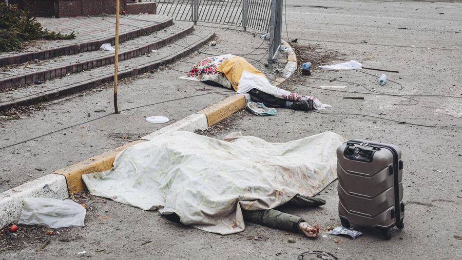 Prajurit Ukraina mencoba membantu orang-orang yang terluka akibat serangan militer Rusia di kota Irpin, Ukraina, Minggu (6/3/2022). (AP Photo/Andriy Dubchak)