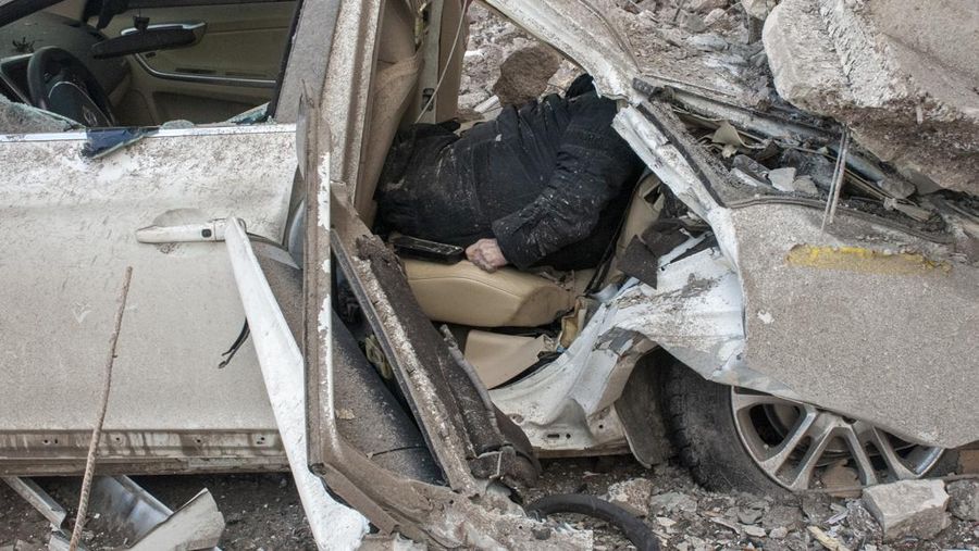 Prajurit Ukraina mencoba membantu orang-orang yang terluka akibat serangan militer Rusia di kota Irpin, Ukraina, Minggu (6/3/2022). (AP Photo/Andriy Dubchak)