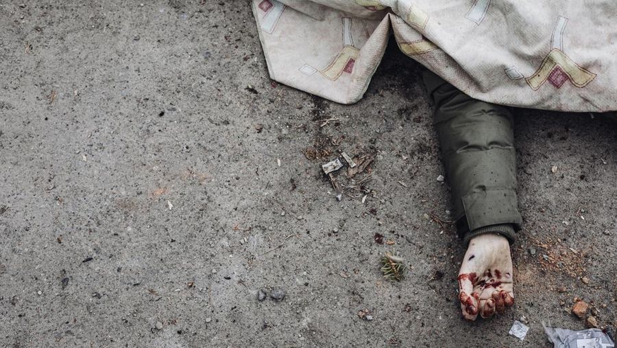 Prajurit Ukraina mencoba membantu orang-orang yang terluka akibat serangan militer Rusia di kota Irpin, Ukraina, Minggu (6/3/2022). (AP Photo/Andriy Dubchak)