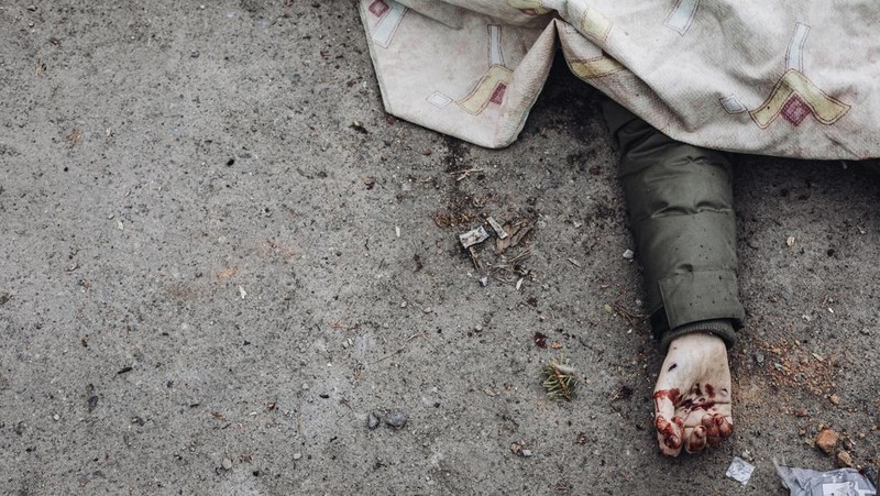 Prajurit Ukraina mencoba membantu orang-orang yang terluka akibat serangan militer Rusia di kota Irpin, Ukraina, Minggu (6/3/2022). (AP Photo/Andriy Dubchak)