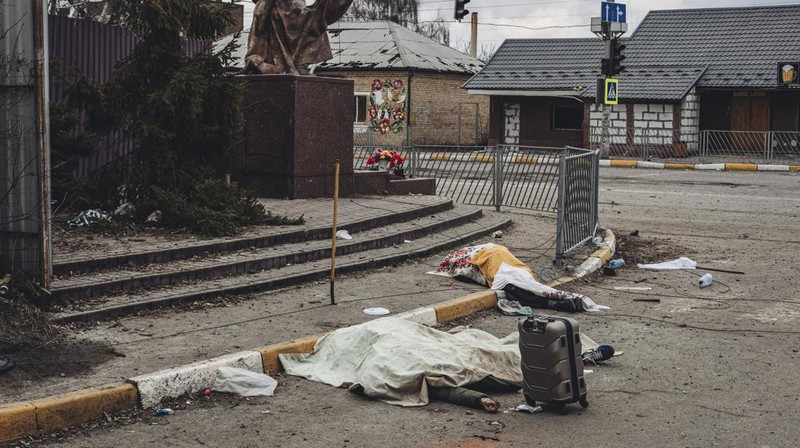 Prajurit Ukraina mencoba membantu orang-orang yang terluka akibat serangan militer Rusia di kota Irpin, Ukraina, Minggu (6/3/2022). (AP Photo/Andriy Dubchak)