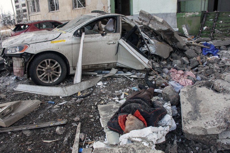 Prajurit Ukraina mencoba membantu orang-orang yang terluka akibat serangan militer Rusia di kota Irpin, Ukraina, Minggu (6/3/2022). (AP Photo/Andriy Dubchak)