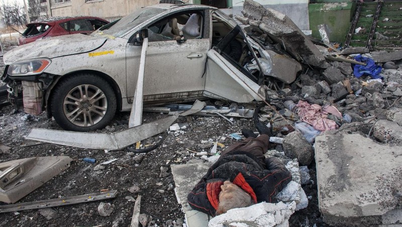 Prajurit Ukraina mencoba membantu orang-orang yang terluka akibat serangan militer Rusia di kota Irpin, Ukraina, Minggu (6/3/2022). (AP Photo/Andriy Dubchak)