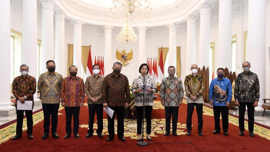 Menteri Keuangan Sri Mulyani bersama Panitia Seleksi (Pansel) Pemilihan Calon Anggota Dewan Komisioner Otoritas Jasa Keuangan (OJK) Memberikan Keterangan Mengenai Seleksi Pemilihan Calon Anggota Dewan Komisioner OJK