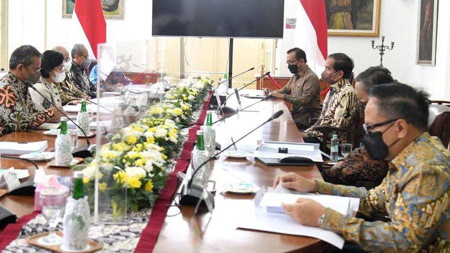 Presiden Joko Widodo (Jokowi) menerima Panitia Seleksi (Pansel) Pemilihan Calon Anggota Dewan Komisioner Otoritas Jasa Keuangan (OJK)