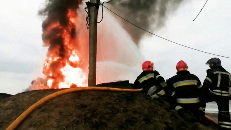 Petugas pemadam kebakaran bekerja di tempat kejadian setelah rudal menghantam sebuah gedung, di tengah invasi Rusia ke Ukraina, di Bandara Internasional Havryshivka Vinnytsia, di Vinnytsia, Ukraina, Minggu (6/3/2022). (Tangkapan Layar video State Emergency Service of Ukraine/Handout via REUTERS)