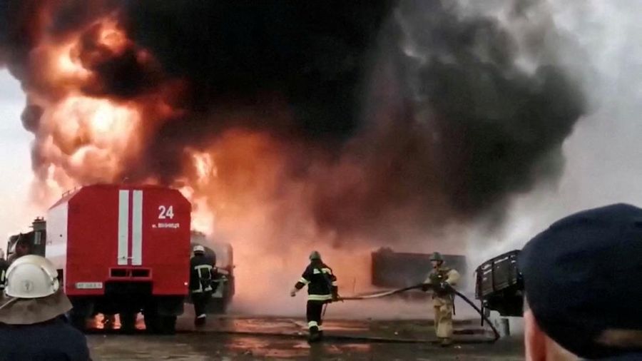 Petugas pemadam kebakaran bekerja di tempat kejadian setelah rudal menghantam sebuah gedung, di tengah invasi Rusia ke Ukraina, di Bandara Internasional Havryshivka Vinnytsia, di Vinnytsia, Ukraina, Minggu (6/3/2022). (Tangkapan Layar video State Emergency Service of Ukraine/Handout via REUTERS)