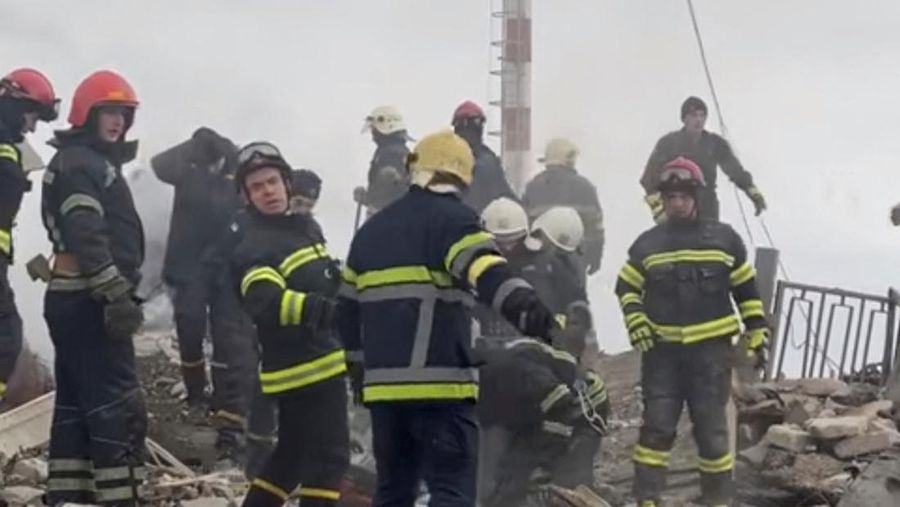 Petugas pemadam kebakaran bekerja di tempat kejadian setelah rudal menghantam sebuah gedung, di tengah invasi Rusia ke Ukraina, di Bandara Internasional Havryshivka Vinnytsia, di Vinnytsia, Ukraina, Minggu (6/3/2022). (Tangkapan Layar video State Emergency Service of Ukraine/Handout via REUTERS)