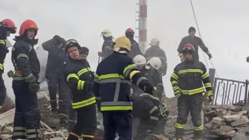 Petugas pemadam kebakaran bekerja di tempat kejadian setelah rudal menghantam sebuah gedung, di tengah invasi Rusia ke Ukraina, di Bandara Internasional Havryshivka Vinnytsia, di Vinnytsia, Ukraina, Minggu (6/3/2022). (Tangkapan Layar video State Emergency Service of Ukraine/Handout via REUTERS)