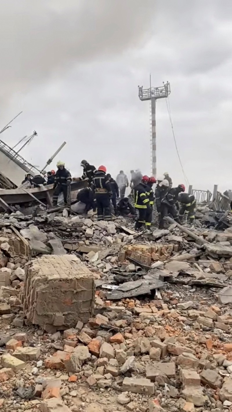 Petugas pemadam kebakaran bekerja di tempat kejadian setelah rudal menghantam sebuah gedung, di tengah invasi Rusia ke Ukraina, di Bandara Internasional Havryshivka Vinnytsia, di Vinnytsia, Ukraina, Minggu (6/3/2022). (Tangkapan Layar video State Emergency Service of Ukraine/Handout via REUTERS)