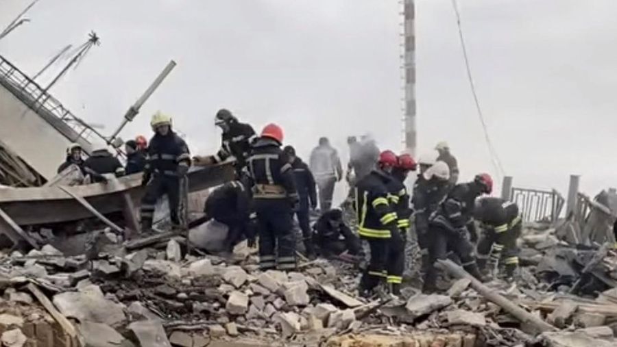 Petugas pemadam kebakaran bekerja di tempat kejadian setelah rudal menghantam sebuah gedung, di tengah invasi Rusia ke Ukraina, di Bandara Internasional Havryshivka Vinnytsia, di Vinnytsia, Ukraina, Minggu (6/3/2022). (Tangkapan Layar video State Emergency Service of Ukraine/Handout via REUTERS)