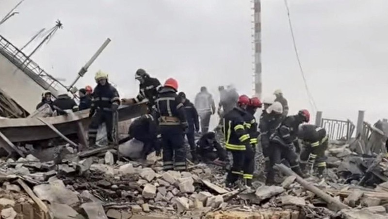 Petugas pemadam kebakaran bekerja di tempat kejadian setelah rudal menghantam sebuah gedung, di tengah invasi Rusia ke Ukraina, di Bandara Internasional Havryshivka Vinnytsia, di Vinnytsia, Ukraina, Minggu (6/3/2022). (Tangkapan Layar video State Emergency Service of Ukraine/Handout via REUTERS)