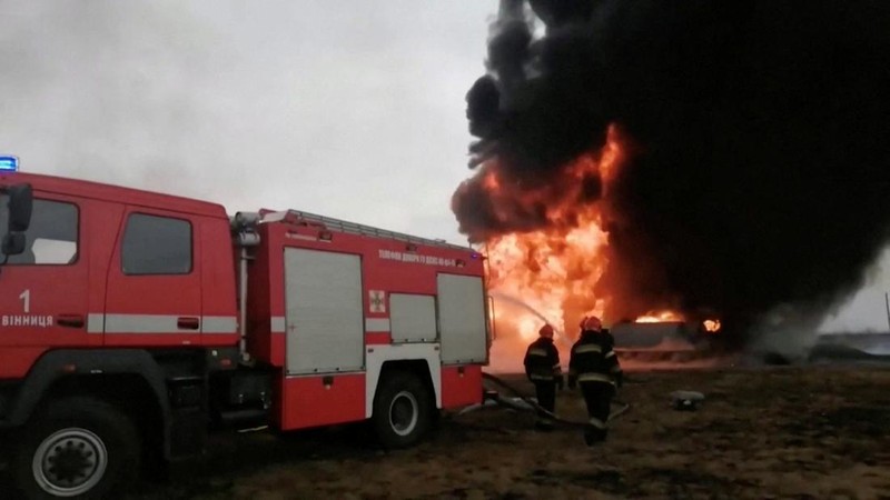 Petugas pemadam kebakaran bekerja di tempat kejadian setelah rudal menghantam sebuah gedung, di tengah invasi Rusia ke Ukraina, di Bandara Internasional Havryshivka Vinnytsia, di Vinnytsia, Ukraina, Minggu (6/3/2022). (Tangkapan Layar video State Emergency Service of Ukraine/Handout via REUTERS)