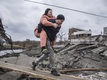 Momen Warga Irpin Ukraina Selamatkan Diri Dari Serangan Rusia
