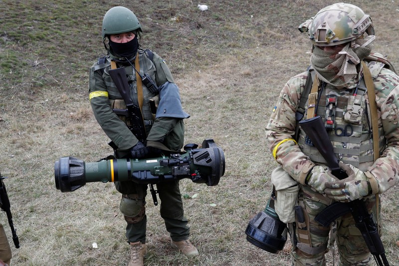 Pejagaan Militer di Kyiv, Ukraina Prajurit Ukraina menjaga pos pemeriksaan di jalan utama di Kyiv, Ukraina, Senin (7/3/2022). (AP Photo/Vadim Ghirda)
