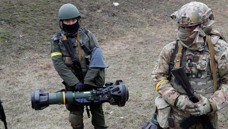 Prajurit Ukraina menjaga pos pemeriksaan di jalan utama di Kyiv, Ukraina, Senin (7/3/2022). (AP Photo/Vadim Ghirda)
