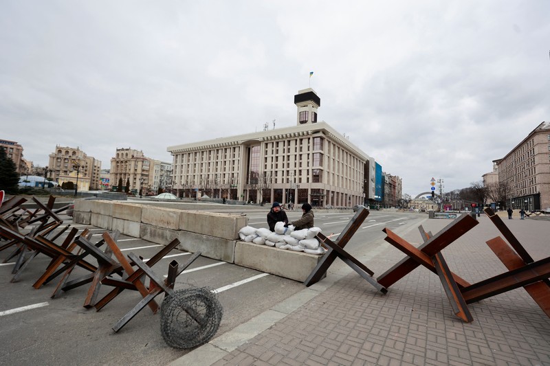 Pejagaan Militer di Kyiv, Ukraina Prajurit Ukraina menjaga pos pemeriksaan di jalan utama di Kyiv, Ukraina, Senin (7/3/2022). (AP Photo/Vadim Ghirda)