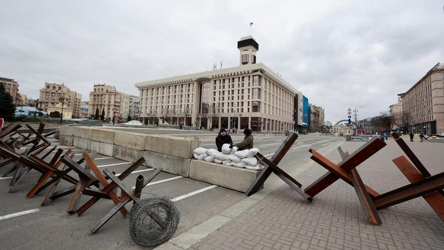 Prajurit Ukraina menjaga pos pemeriksaan di jalan utama di Kyiv, Ukraina, Senin (7/3/2022). (AP Photo/Vadim Ghirda)