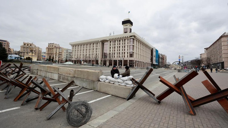 Prajurit Ukraina menjaga pos pemeriksaan di jalan utama di Kyiv, Ukraina, Senin (7/3/2022). (AP Photo/Vadim Ghirda)