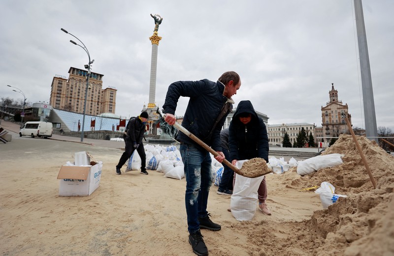 Pejagaan Militer di Kyiv, Ukraina Prajurit Ukraina menjaga pos pemeriksaan di jalan utama di Kyiv, Ukraina, Senin (7/3/2022). (AP Photo/Vadim Ghirda)