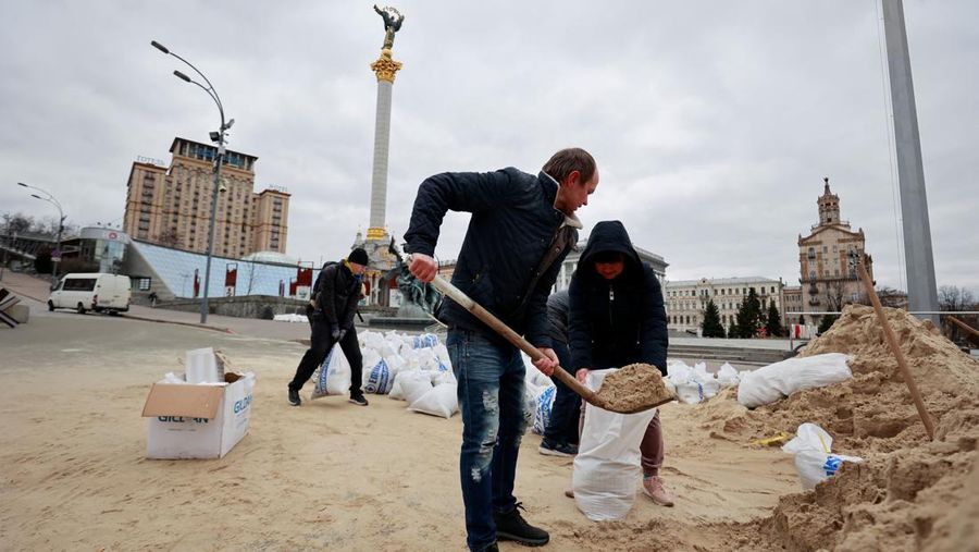 Prajurit Ukraina menjaga pos pemeriksaan di jalan utama di Kyiv, Ukraina, Senin (7/3/2022). (AP Photo/Vadim Ghirda)