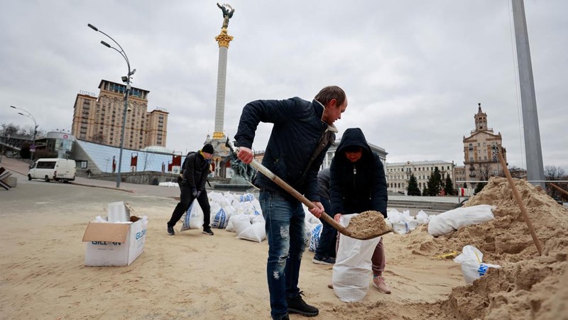 Prajurit Ukraina menjaga pos pemeriksaan di jalan utama di Kyiv, Ukraina, Senin (7/3/2022). (AP Photo/Vadim Ghirda)