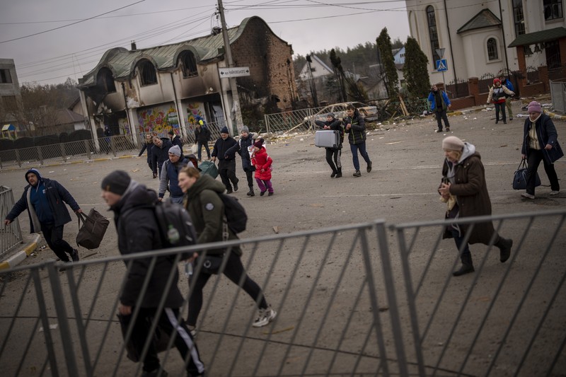 Pejagaan Militer di Kyiv, Ukraina Prajurit Ukraina menjaga pos pemeriksaan di jalan utama di Kyiv, Ukraina, Senin (7/3/2022). (AP Photo/Vadim Ghirda)