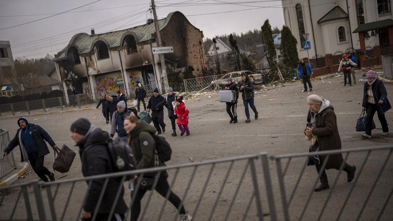 Prajurit Ukraina menjaga pos pemeriksaan di jalan utama di Kyiv, Ukraina, Senin (7/3/2022). (AP Photo/Vadim Ghirda)