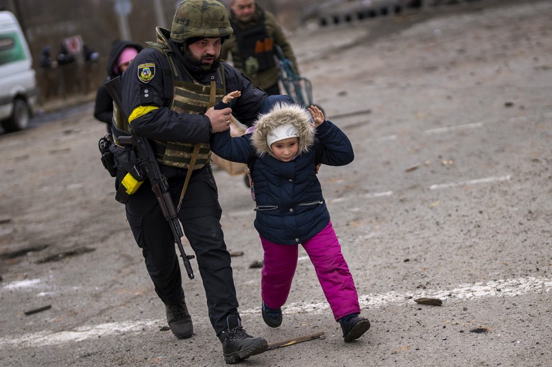 Prajurit Ukraina menjaga pos pemeriksaan di jalan utama di Kyiv, Ukraina, Senin (7/3/2022). (AP Photo/Vadim Ghirda)