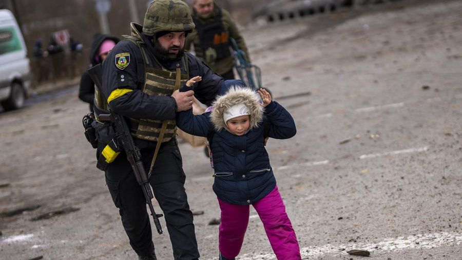Prajurit Ukraina menjaga pos pemeriksaan di jalan utama di Kyiv, Ukraina, Senin (7/3/2022). (AP Photo/Vadim Ghirda)