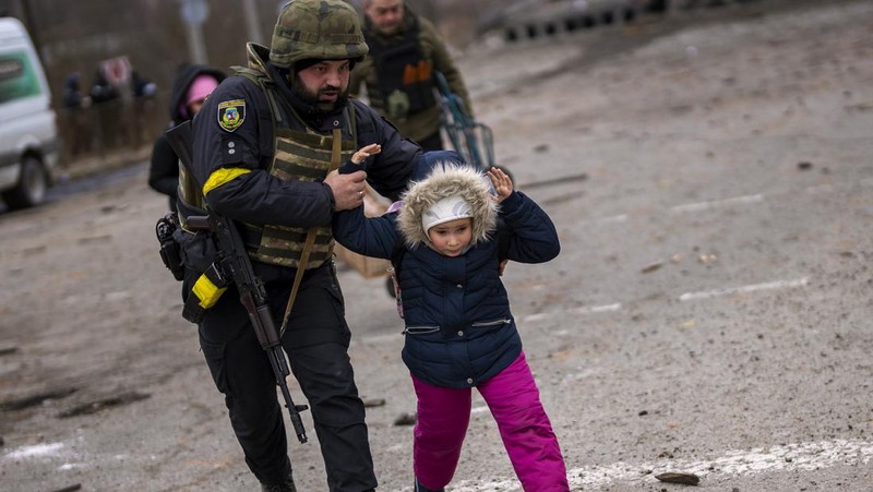 Prajurit Ukraina menjaga pos pemeriksaan di jalan utama di Kyiv, Ukraina, Senin (7/3/2022). (AP Photo/Vadim Ghirda)