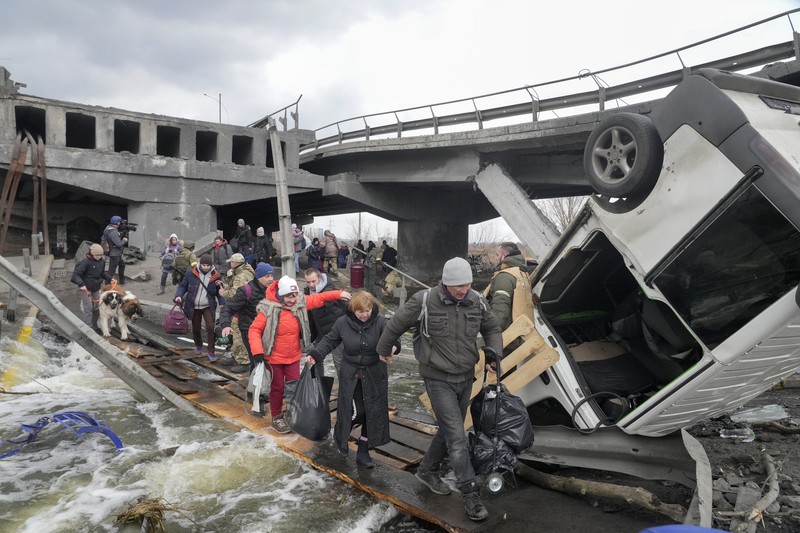 Prajurit Ukraina menjaga pos pemeriksaan di jalan utama di Kyiv, Ukraina, Senin (7/3/2022). (AP Photo/Vadim Ghirda)