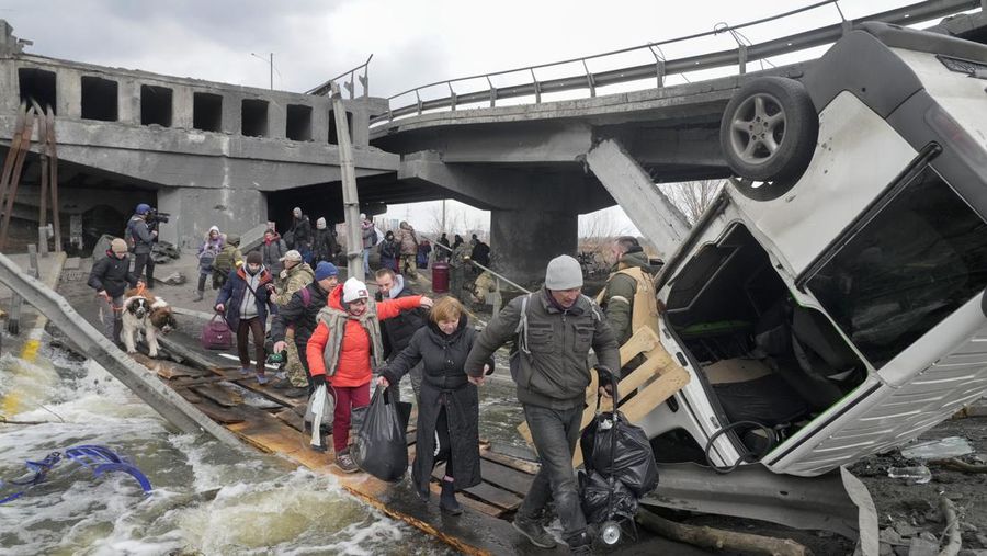 Prajurit Ukraina menjaga pos pemeriksaan di jalan utama di Kyiv, Ukraina, Senin (7/3/2022). (AP Photo/Vadim Ghirda)