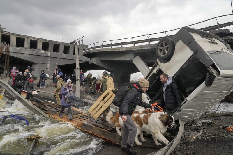 Prajurit Ukraina menjaga pos pemeriksaan di jalan utama di Kyiv, Ukraina, Senin (7/3/2022). (AP Photo/Vadim Ghirda)