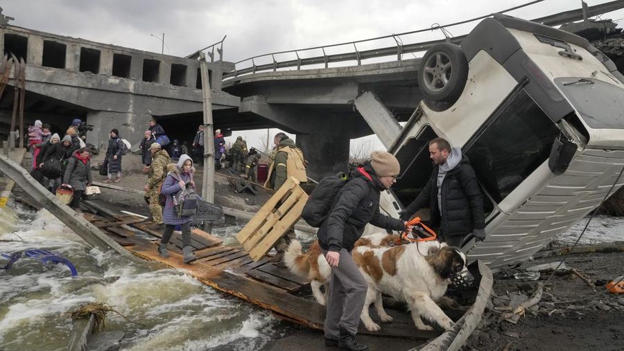 Prajurit Ukraina menjaga pos pemeriksaan di jalan utama di Kyiv, Ukraina, Senin (7/3/2022). (AP Photo/Vadim Ghirda)