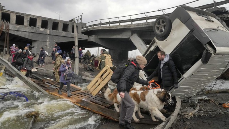 Prajurit Ukraina menjaga pos pemeriksaan di jalan utama di Kyiv, Ukraina, Senin (7/3/2022). (AP Photo/Vadim Ghirda)