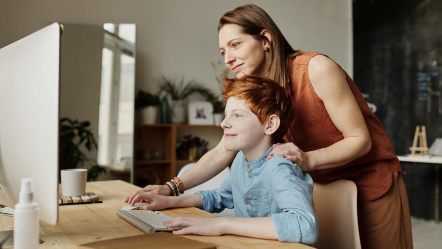 Ilustrasi  Orang Tua dan Anak (Photo by Julia M Cameron from Pexels)