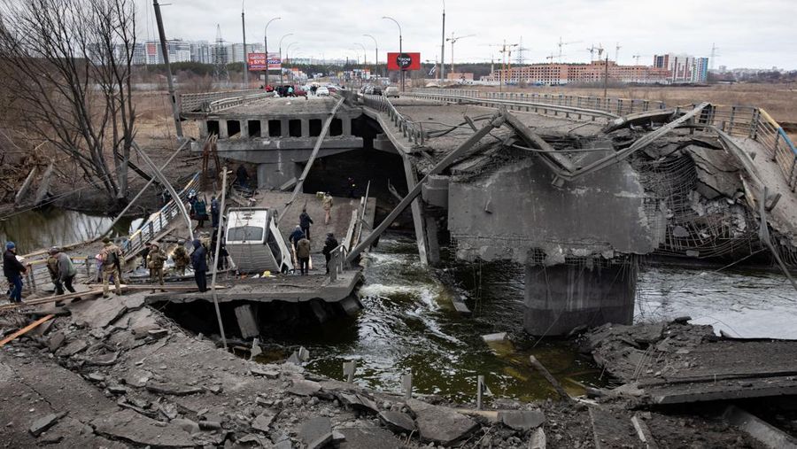Prajurit Ukraina menjaga pos pemeriksaan di jalan utama di Kyiv, Ukraina, Senin (7/3/2022). (AP Photo/Vadim Ghirda)