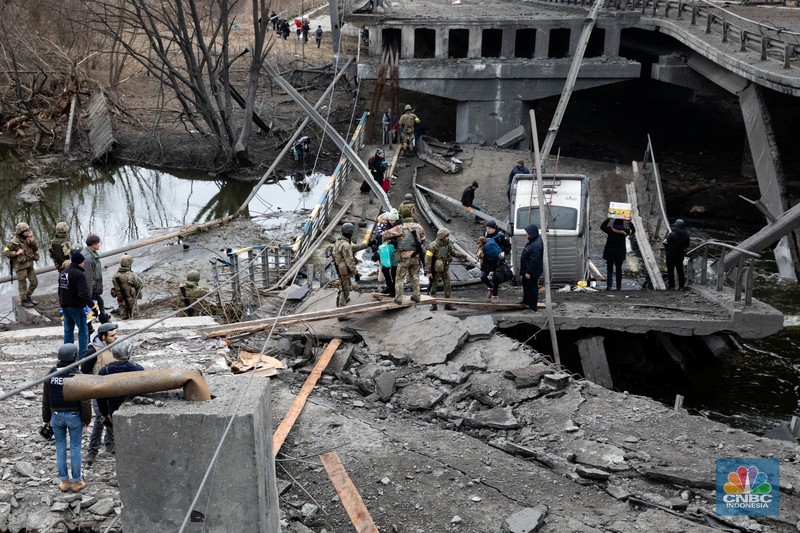 Pejagaan Militer di Kyiv, Ukraina Prajurit Ukraina menjaga pos pemeriksaan di jalan utama di Kyiv, Ukraina, Senin (7/3/2022). (AP Photo/Vadim Ghirda)