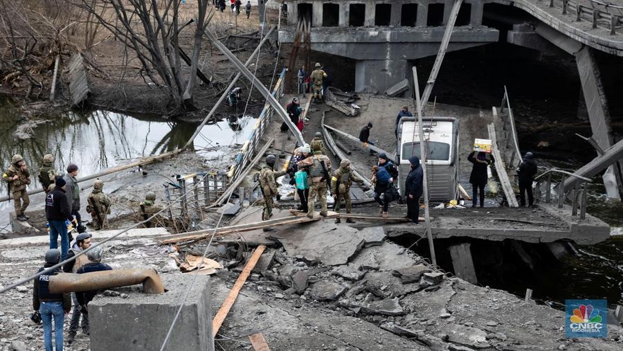 Prajurit Ukraina menjaga pos pemeriksaan di jalan utama di Kyiv, Ukraina, Senin (7/3/2022). (AP Photo/Vadim Ghirda)