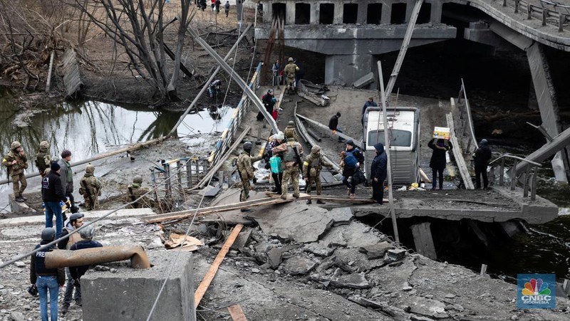 Prajurit Ukraina menjaga pos pemeriksaan di jalan utama di Kyiv, Ukraina, Senin (7/3/2022). (AP Photo/Vadim Ghirda)