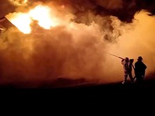 Rusia Selidiki Kebakaran Depot Minyak Besar Dekat Ukraina