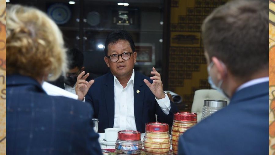 Ketua Komisi VII DPR RI Sugeng Suparwoto menerima kunjungan Duta Besar Rusia untuk Indonesia Lyudmila Georgievna Vorobieva di ruang tamu Pimpinan Komisi VII DPR RI, Senayan, Jakarta, Senin, 7 Maret 2022. (Tangkapan Layar via Instagram @dpr_ri)