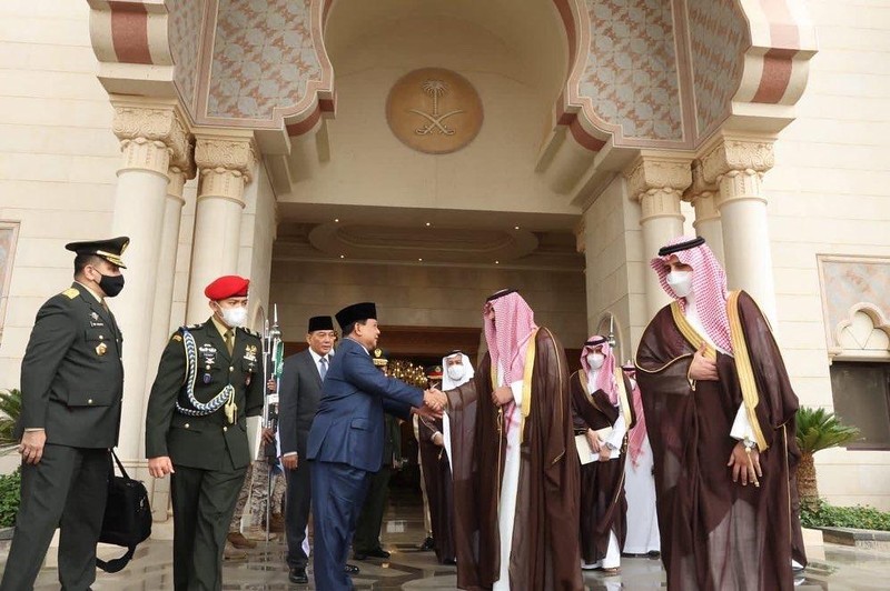 Menteri Pertahanan Prabowo Subianto menghadiri undangan makan pagi bersama His Royal Highness (HRH) Pangeran Khalid Bin Salman yang merupakan Wakil Menteri Pertahanan Arab Saudi di kantor Kementerian Pertahanan Arab Saudi, Senin (7/3/2022). (Dok. Kemhan RI)