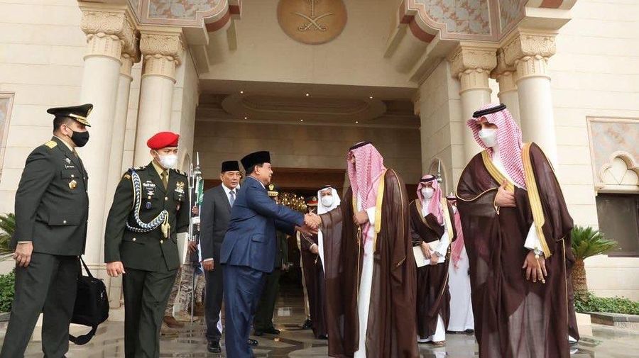 Menteri Pertahanan Prabowo Subianto menghadiri undangan makan pagi bersama His Royal Highness (HRH) Pangeran Khalid Bin Salman yang merupakan Wakil Menteri Pertahanan Arab Saudi di kantor Kementerian Pertahanan Arab Saudi, Senin (7/3/2022). (Dok. Kemhan RI)