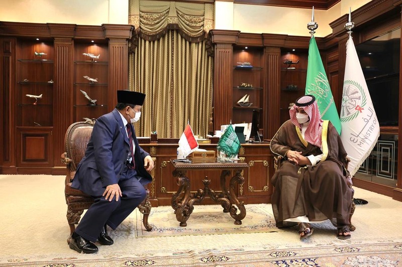 Menteri Pertahanan Prabowo Subianto menghadiri undangan makan pagi bersama His Royal Highness (HRH) Pangeran Khalid Bin Salman yang merupakan Wakil Menteri Pertahanan Arab Saudi di kantor Kementerian Pertahanan Arab Saudi, Senin (7/3/2022). (Dok. Kemhan RI)